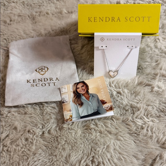 Kendra Scott Ari Heart Short Pendant Necklace
Rhodium Ivory Mother of Pearl